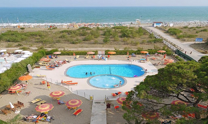 Jesolo Pineta Hotel | Oceanfront Hotel Bertha: Pet-Friendly with Private Beach
