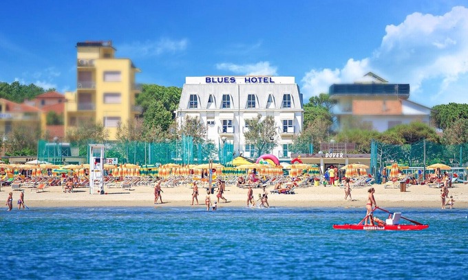 Pinarella Hotel | Hotel Blues: Relaxing Ocean View with Eco-Friendly Amenities