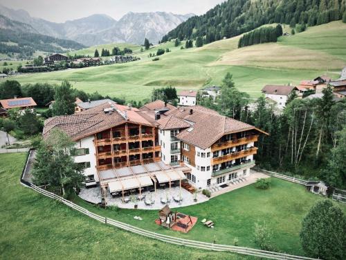Tannheim Hotel | Hotel Bogner Hof: Oceanfront Retreat with Spa & Hot Tub