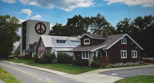 Indianapolis Bed & Breakfast | Discover Hotel Broad Ripple: Top-Rated Family Getaway