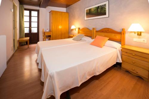 Baga Hotel | Discover Hotel Ca L'amagat: Family-Friendly with Dining