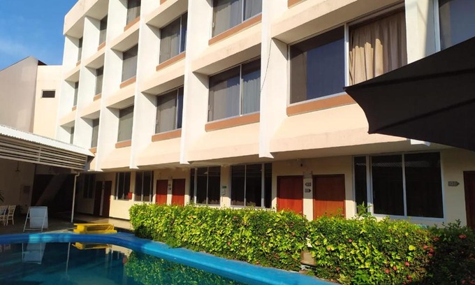 Tapachula Hotel | Relax at Hotel Cabildos: 4-Star Comfort with Pool & Breakfast