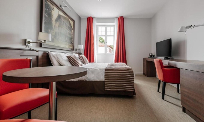 Cambo-les-Bains Hotel | Highly Rated Hotel-Café du Trinquet with Pet-Friendly Amenities