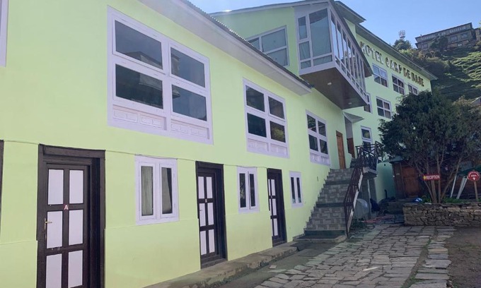 Namche Bazaar Hotel | Budget-Friendly Hotel Camp de Base with Breakfast & Family Amenities