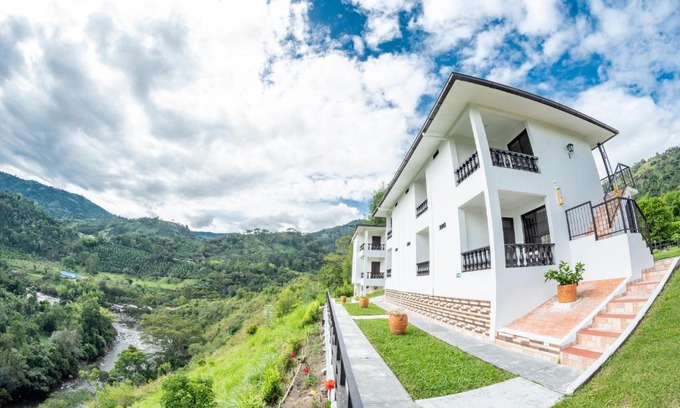 San Agustin Hotel | Pet-Friendly Hotel Campestre El Triunfo with Pool & Hot Tub