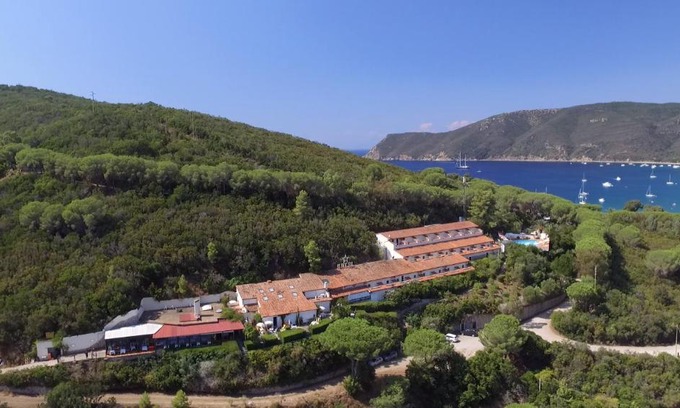 Lacona Hotel | Explore Hotel Capo Di Stella: Oceanfront Getaway Awaits