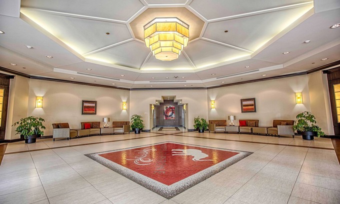 Tuscaloosa Hotel | Enjoy Relaxation at Hotel Capstone with Pool and Spa