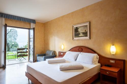 Limone sul Garda Hotel | Hotel Caravel: Oceanfront Escape with Pool & Hot Tub
