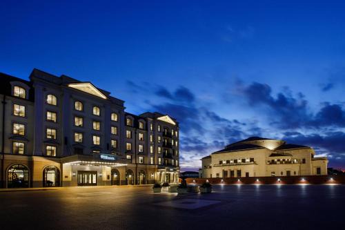 Carmel Hotel | Elegant Hotel Carmichael: Pet-Friendly & Family-Oriented Stay
