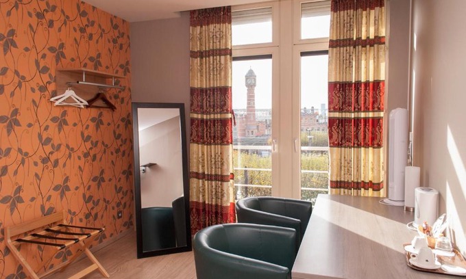 Stationsbuurt Noord Hotel | Comfortable Stays at Hotel Castel with Hot Tub Access