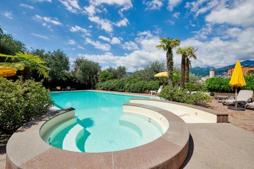 Malcesine Hotel | Experience Hotel Catullo: Oceanfront Retreat with Hot Tub