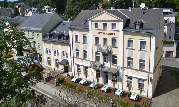 Bad Elster Hotel | Budget-Friendly Hotel Central with Breakfast & Family Amenities