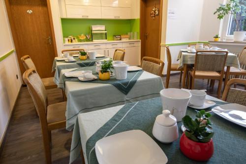 Menden Bed & Breakfast | Pet-Friendly Hotel Central with Great Accessibility & Ratings