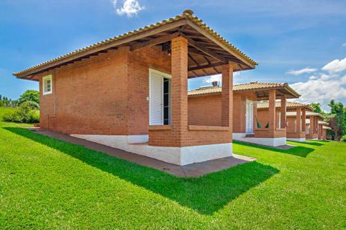 Brotas House | Relax at Hotel Chalés Cachoeira 3 Quedas with Pool & Breakfast