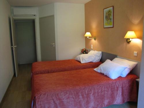 Sainte-Enimie Hotel | Relax at Hotel Chante-Perdrix: Stunning Ocean View & Hot Tub