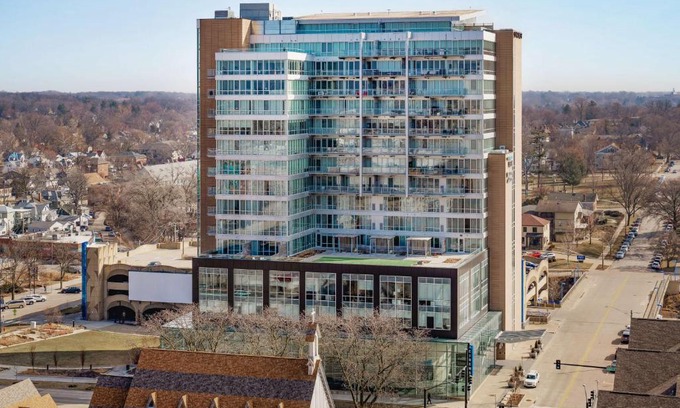 Iowa City Hotel | Pet-Friendly Hotel Chauncey Iowa City by Hilton - 4 Stars