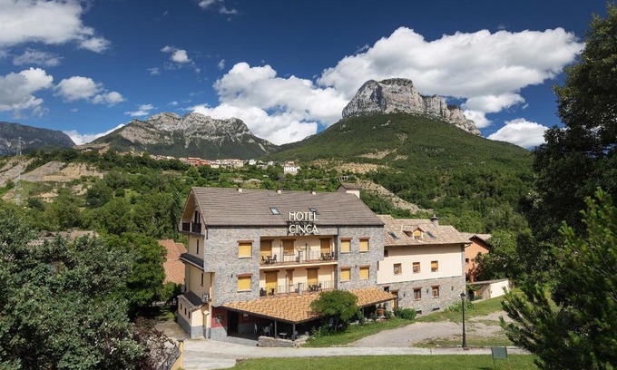 Escalona Hotel | Discover Hotel Cinca: Family-Friendly with Top Amenities