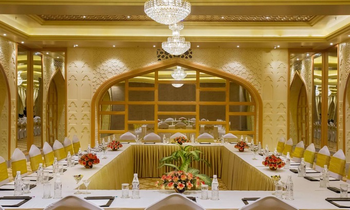 Rakabganj Hotel | Elegant Hotel Clarks Shiraz with Pool & Spa Experience