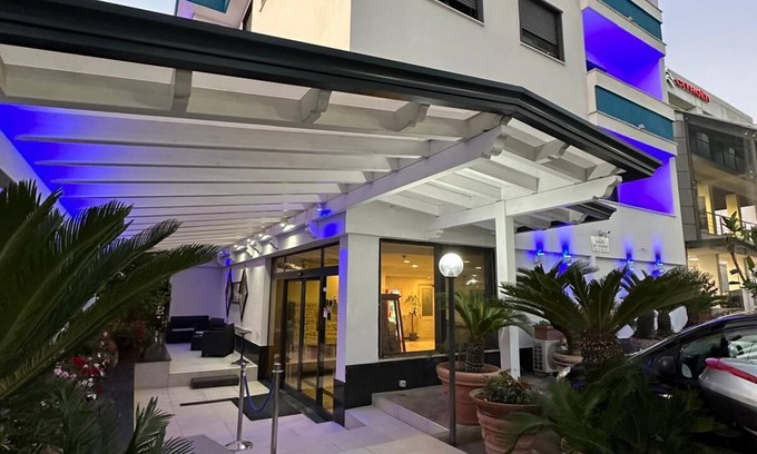 Casoria Hotel | Discover Hotel Clinton: Family-Friendly with Spa Amenities