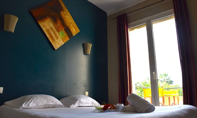 Sanary-sur-Mer Hotel | Relax at Hotel Comfort: Steps from the Beach with Garden