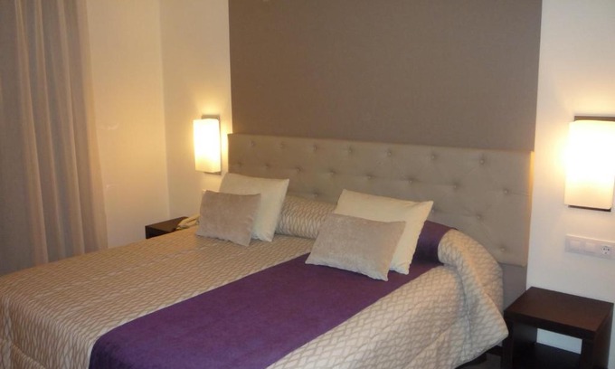 Illescas Hotel | Oceanfront Hotel Complejo París with Wheelchair Access