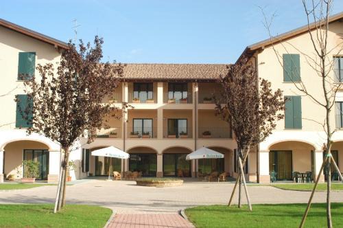 Montecchio Emilia Hotel | Cozy Hotel Conteverde: Pet Friendly & Family Focused Stay
