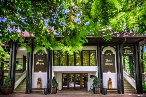 Pitesti Hotel | Budget-Friendly Hotel Cornul Vanatorului with Family Amenities