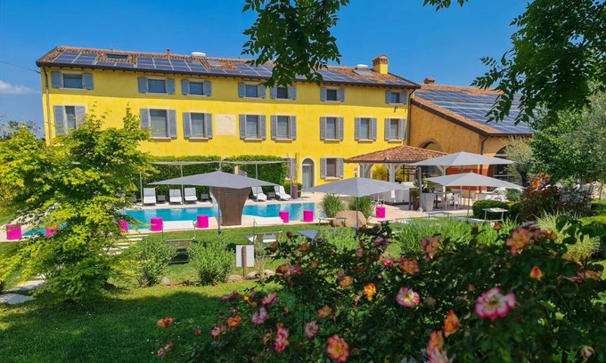 Valeggio sul Mincio Hotel | Eco-Friendly Retreat at Hotel Corte Del Paggio with Pool