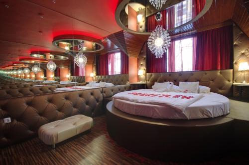 Gyula Hotel | Explore Hotel Corvin: Guest Rated 9/10 with Hot Tub Access