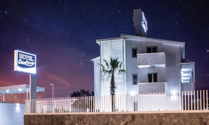 Licola Hotel | Comfortable Stay at Hotel Cristian with Family-Friendly Amenities