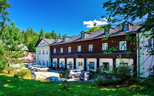 Karlova Studanka Hotel | Discover Hotel Džbán: Family-Friendly with Pool & Hot Tub