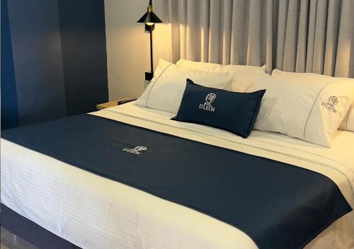 Bucaramanga Hotel | Inviting Hotel D' Leon: Family-Friendly with Pool & Dining