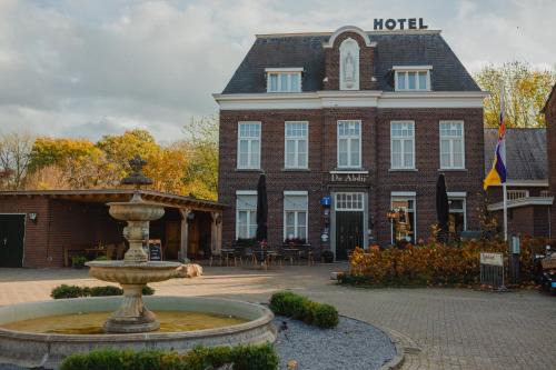 Horn Hotel | Discover Comfort at Hotel de Abdij with Pool and Dining