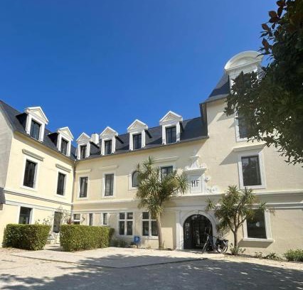 Saint-Pol-de-Leon Hotel | Discover Hotel de France: Top-Rated Stay with Family Amenities