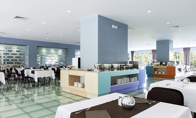 Guimaraes Hotel | Relax at Hotel de Guimarães: Pool, Spa & High Ratings