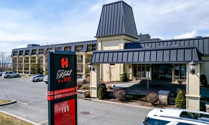 Sorel-Tracy Bed & Breakfast | Discover Comfort at Hotel de la Rive with Hot Tub Access