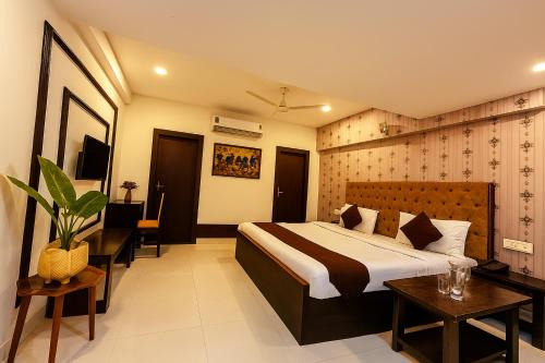 Korba Hotel | Relax at Hotel Deendayal with Restaurant and Breakfast Options