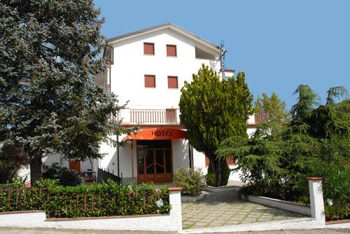Montedinove Hotel | Discover Hotel Del Duca: Pet-Friendly with Breakfast Included