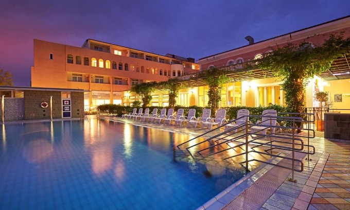 Izola Hotel | Discover Hotel Delfin: Oceanfront Retreat with Pool Access