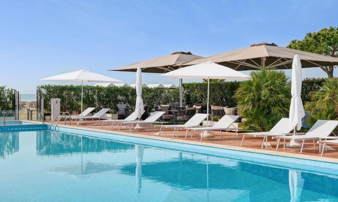Lido di Jesolo Hotel | Discover Comfort at Hotel Delle Rose with Oceanfront Views