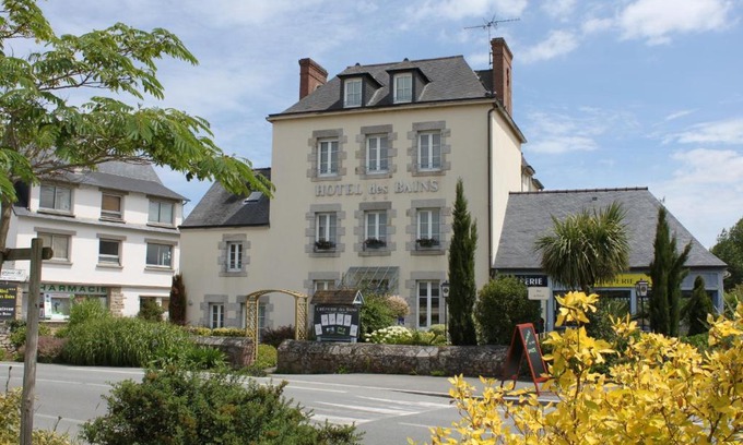 Lancieux Hotel | Experience Comfort at Hotel Des Bains with Ocean Views