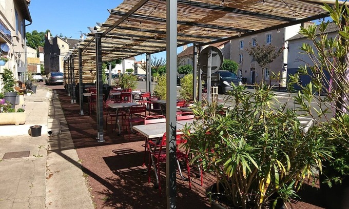Salles-en-Toulon Hotel | Charming Hotel des Deux Porches: Family-Friendly Retreat