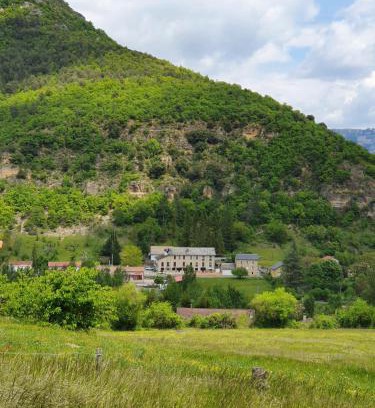 Boyne Hotel | Pet-Friendly Hotel des Gorges au Viaduc with Breakfast & Dining