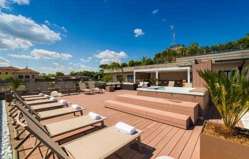 Desenzano del Garda Hotel | Relaxing Hotel Desenzano: Oceanfront Views & Poolside Fun