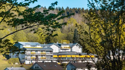 Westerburg Hotel | Hotel Deynique: Family-Friendly Stay with Hot Tub & Dining