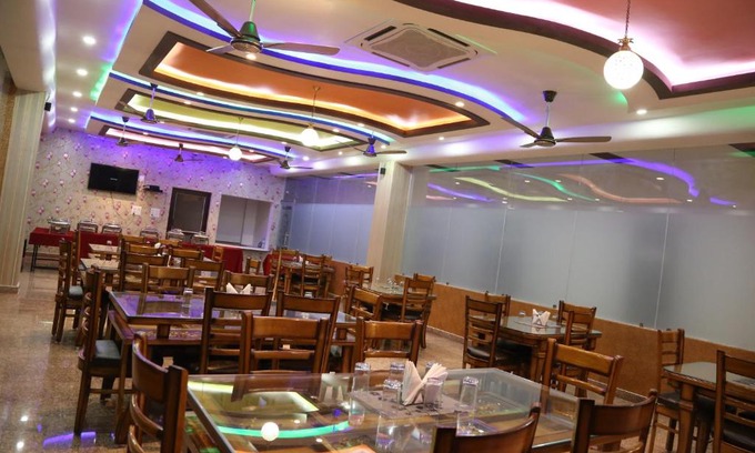 Bharatpur Hotel | Hotel Dhanraj Palace