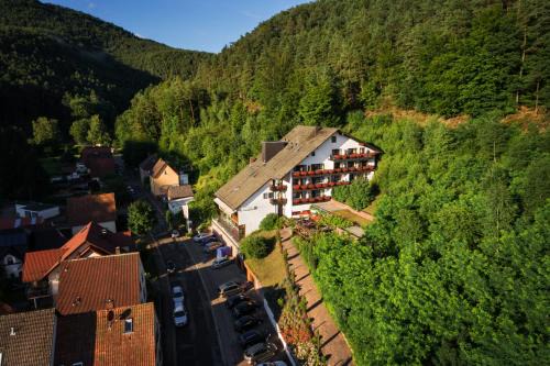 Erfweiler Hotel | Discover Comfort at Hotel Die Kleine Blume with Hot Tub