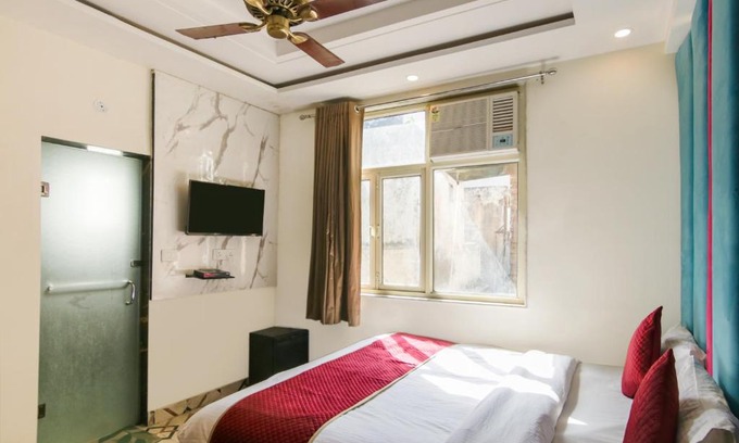 Paharganj Hotel | Cozy Retreat at Hotel Double R - Ideal for Couples