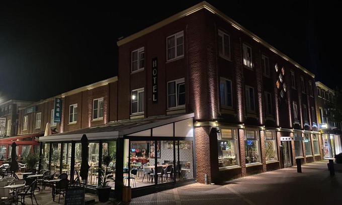 Oostburg Hotel | Pet-Friendly Hotel Du Commerce with Great Amenities Awaits