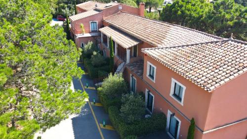 Vinassan Hotel | Ocean View Retreat at Hotel du Mas - Pet Friendly Getaway